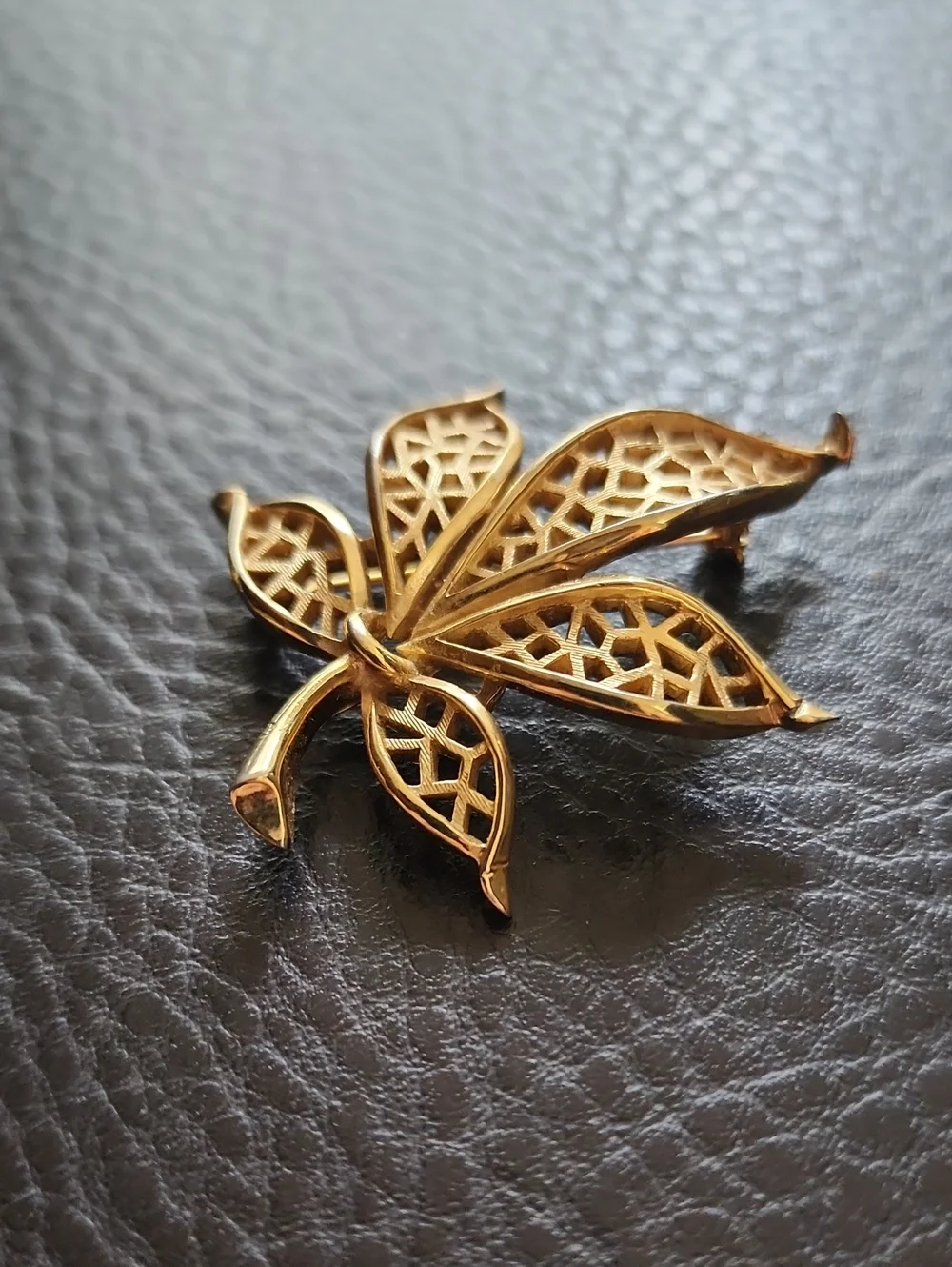 VTG Trifari Gold Floral Filigree Leaf Brooch - Women's Jewelry